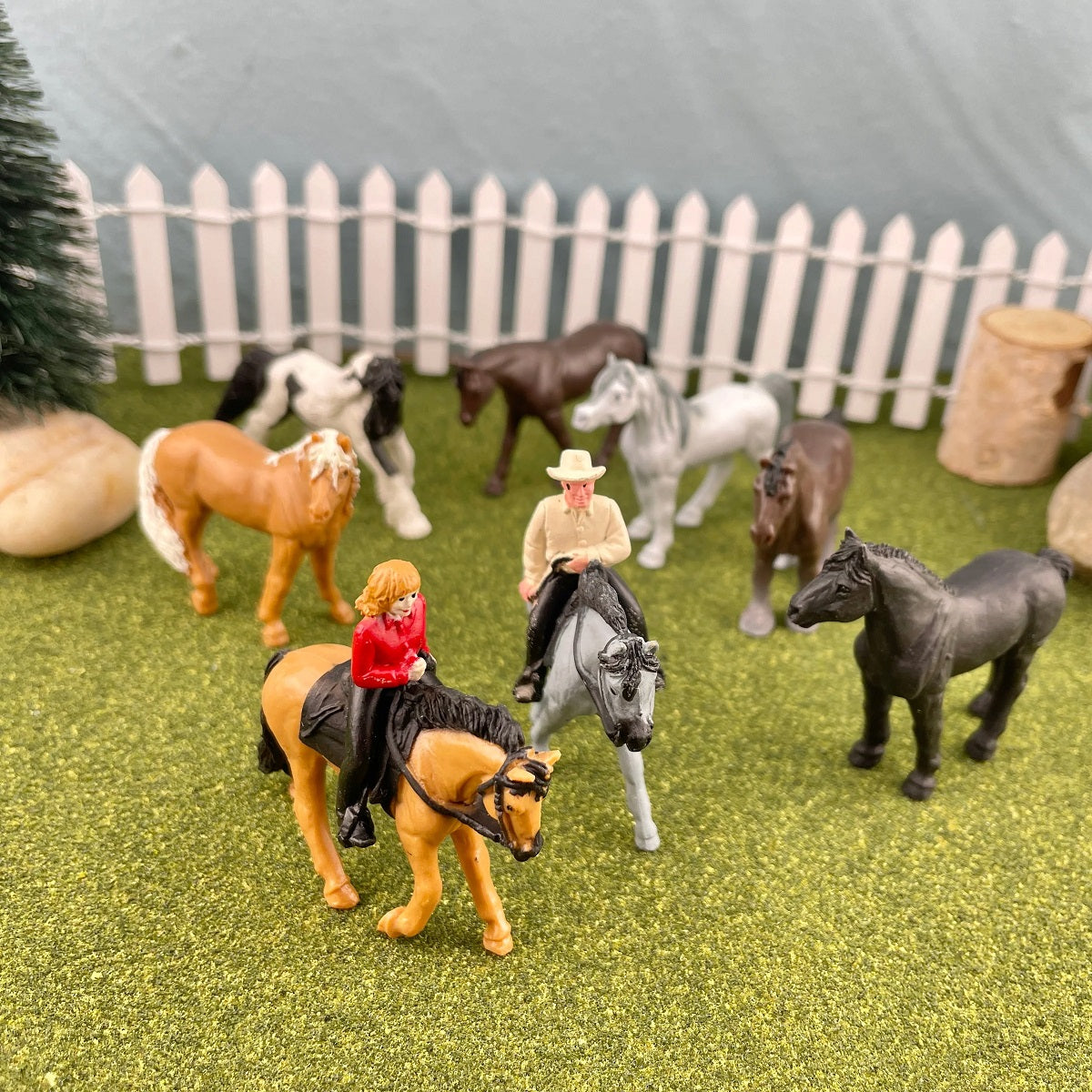 Safari Ltd: figurki w tubie Konie z Jeźdźcami 10 szt.