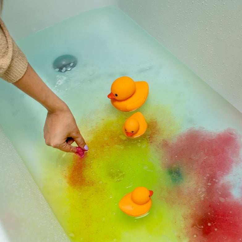 Mom's Care: kaczki do kąpieli z tabletkami barwiącymi wodę
