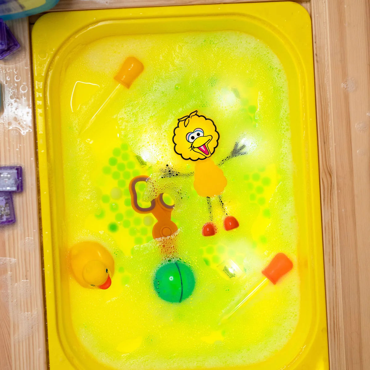 Glo Pals: ludzik i świecące sensoryczne kostki do wody Light-up Sensory Toy Sesame Street