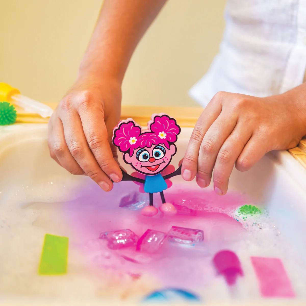 Glo Pals: ludzik i świecące sensoryczne kostki do wody Light-up Sensory Toy Sesame Street