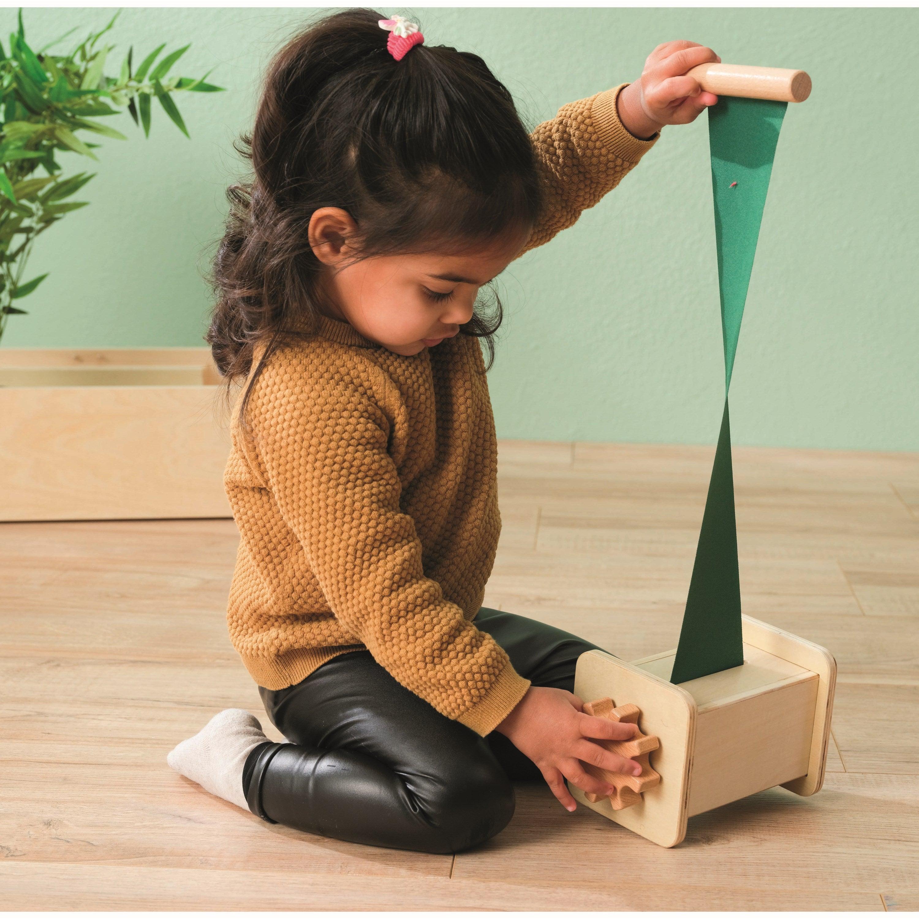 Educo: materiał Wind the Fabric Montessori - Noski Noski