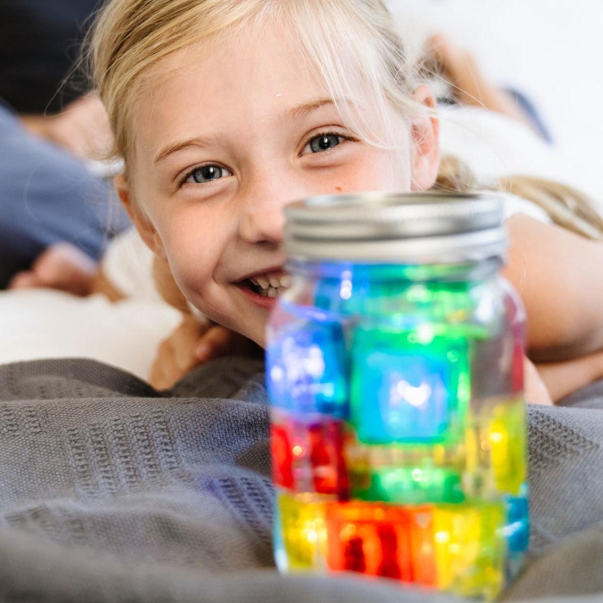 Glo Pals: świecące sensoryczne zmieniające kolor kostki do wody Party Pal Light-up Cubes - Noski Noski