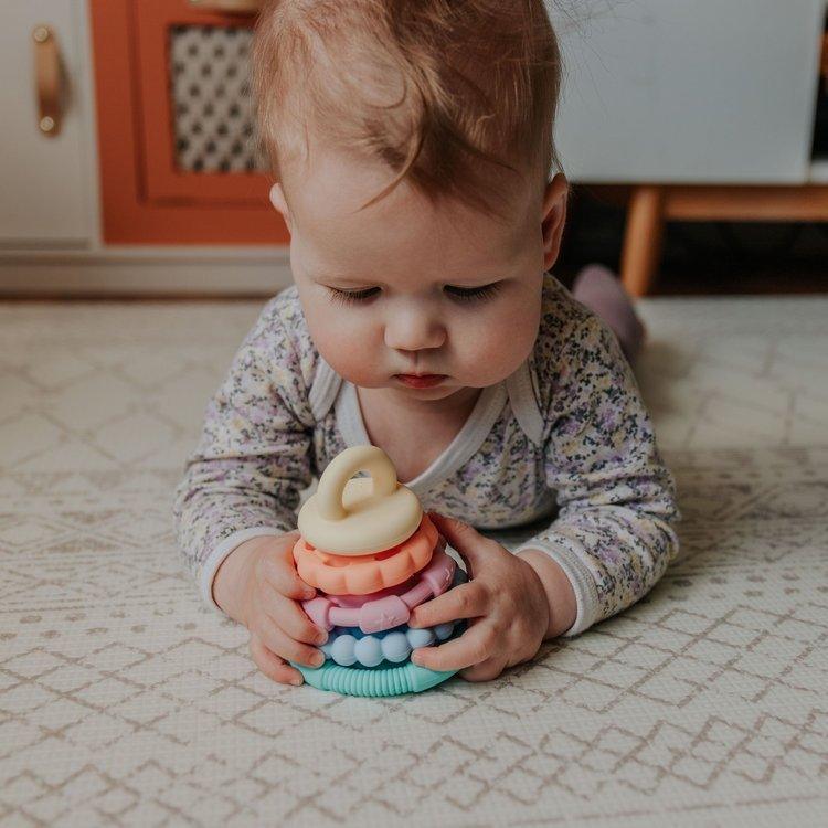 Jellystone Designs: silikonowa pastelowa wieża Pastel Rainbow Stacker