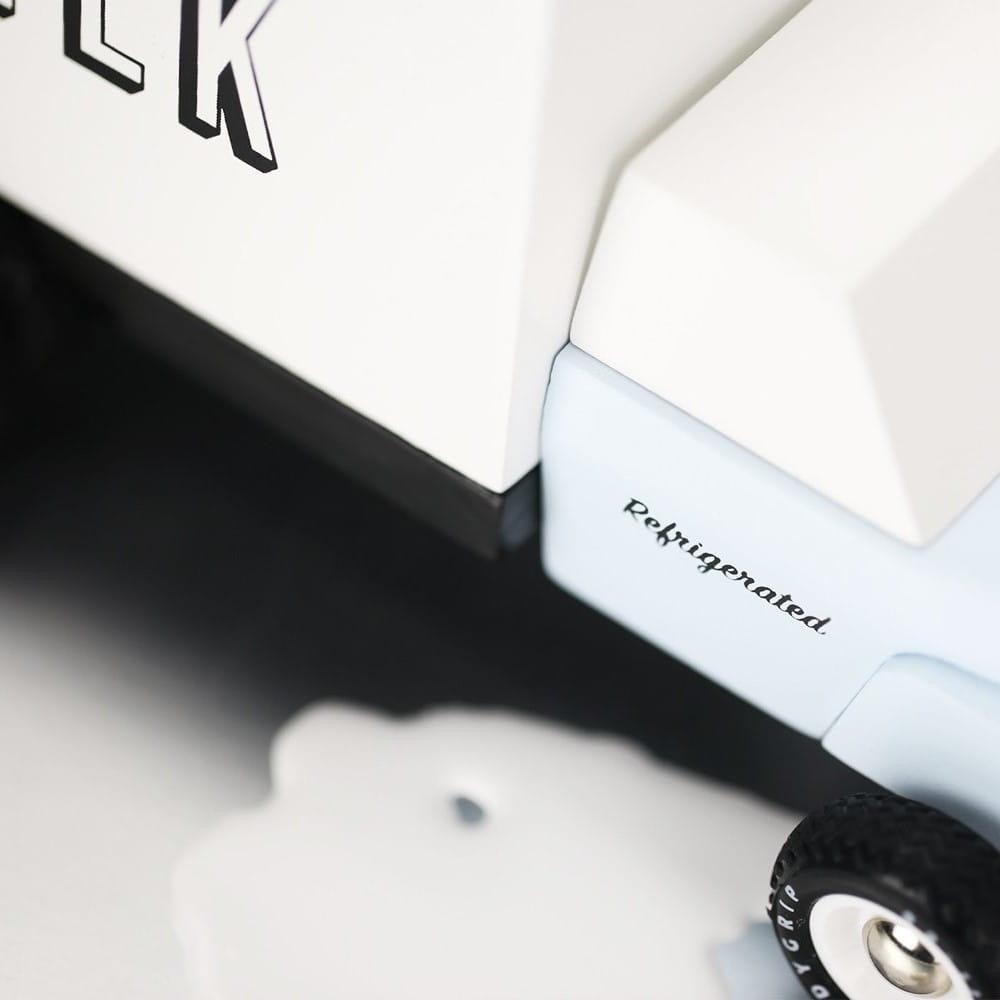 Candylab Toys: drewniany samochód ciężarówka Americana Milk Truck - Noski Noski