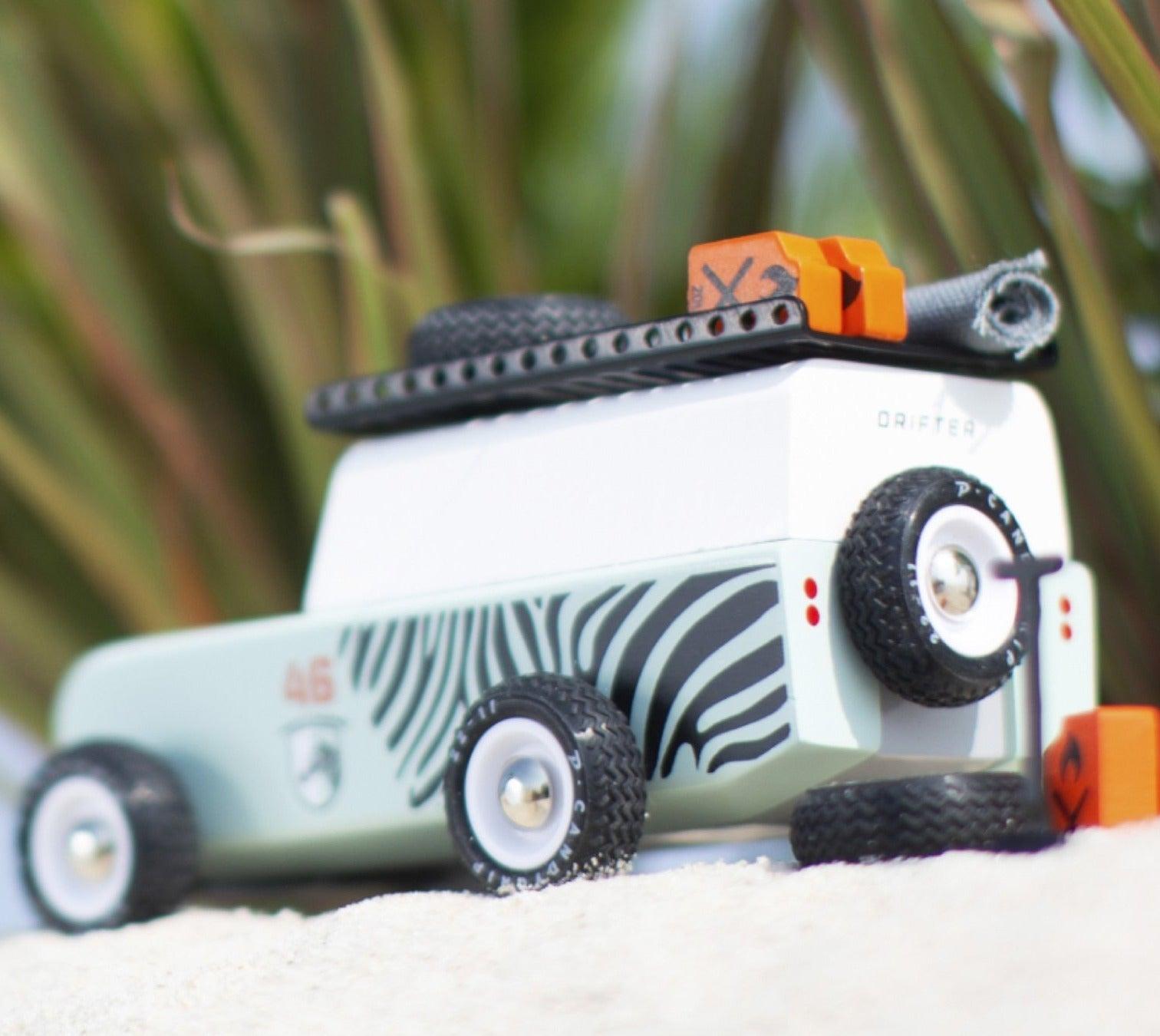 Candylab Toys: drewniany samochód Drifter Zebra - Noski Noski