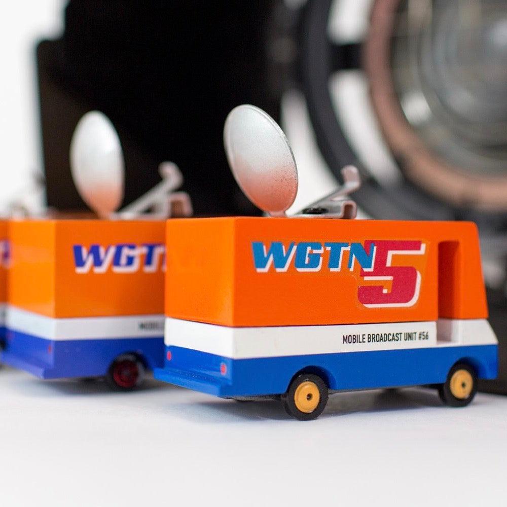 Candylab Toys: drewniany samochodzik News Van - Noski Noski