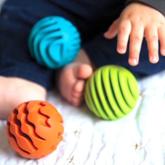Fat Brain Toys: trzy kule sensoryczne Sensory Rollers - Noski Noski