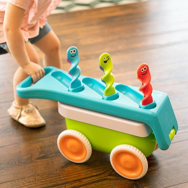 Fat Brain Toys: zakręcony wózek/pchacz Twissbits Wagon - Noski Noski