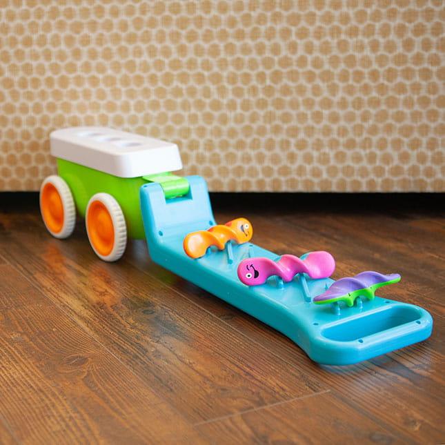 Fat Brain Toys: zakręcony wózek/pchacz Twissbits Wagon - Noski Noski