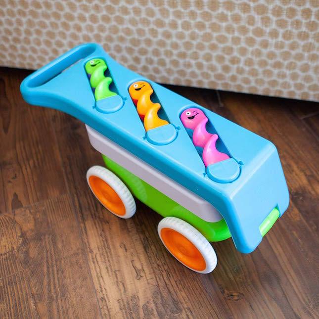 Fat Brain Toys: zakręcony wózek/pchacz Twissbits Wagon - Noski Noski