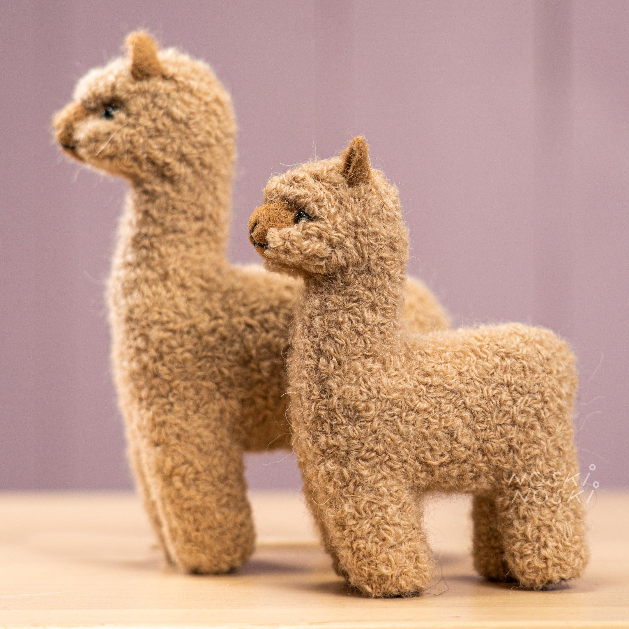 Gabo Wool: wełniana figurka alpaka Mama Alpaca 15 cm - Noski Noski