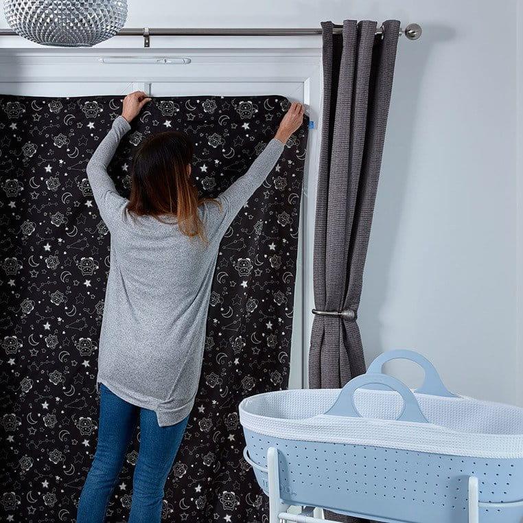 Gro Company: przenośna zasłona zaciemniająca Gro Anywhere Blind - Noski Noski