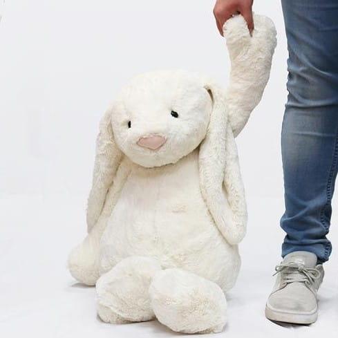 Jellycat: duża przytulanka królik Huge Bashful Bunny 51 cm - Noski Noski