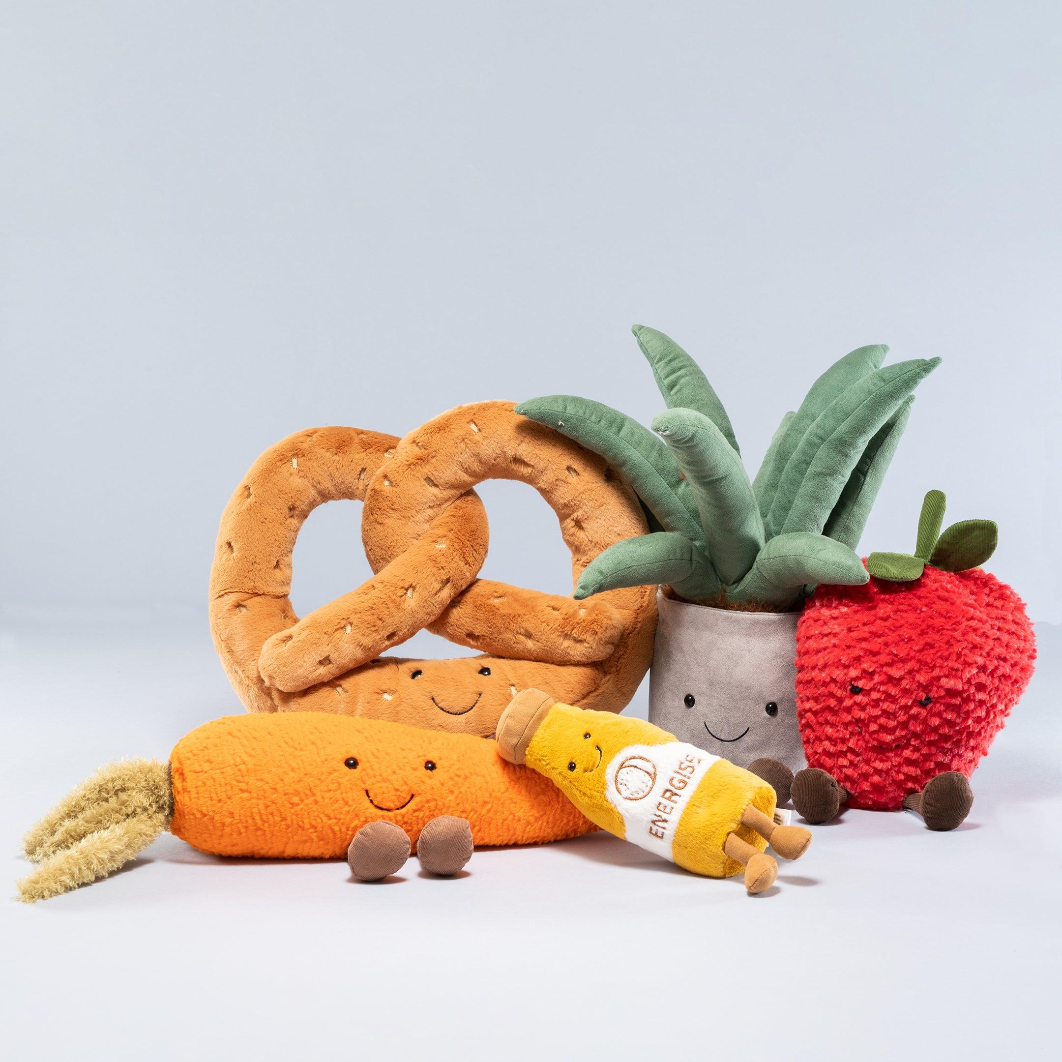 Jellycat: przytulanka truskawka Amuseable Strawberry 27 cm - Noski Noski