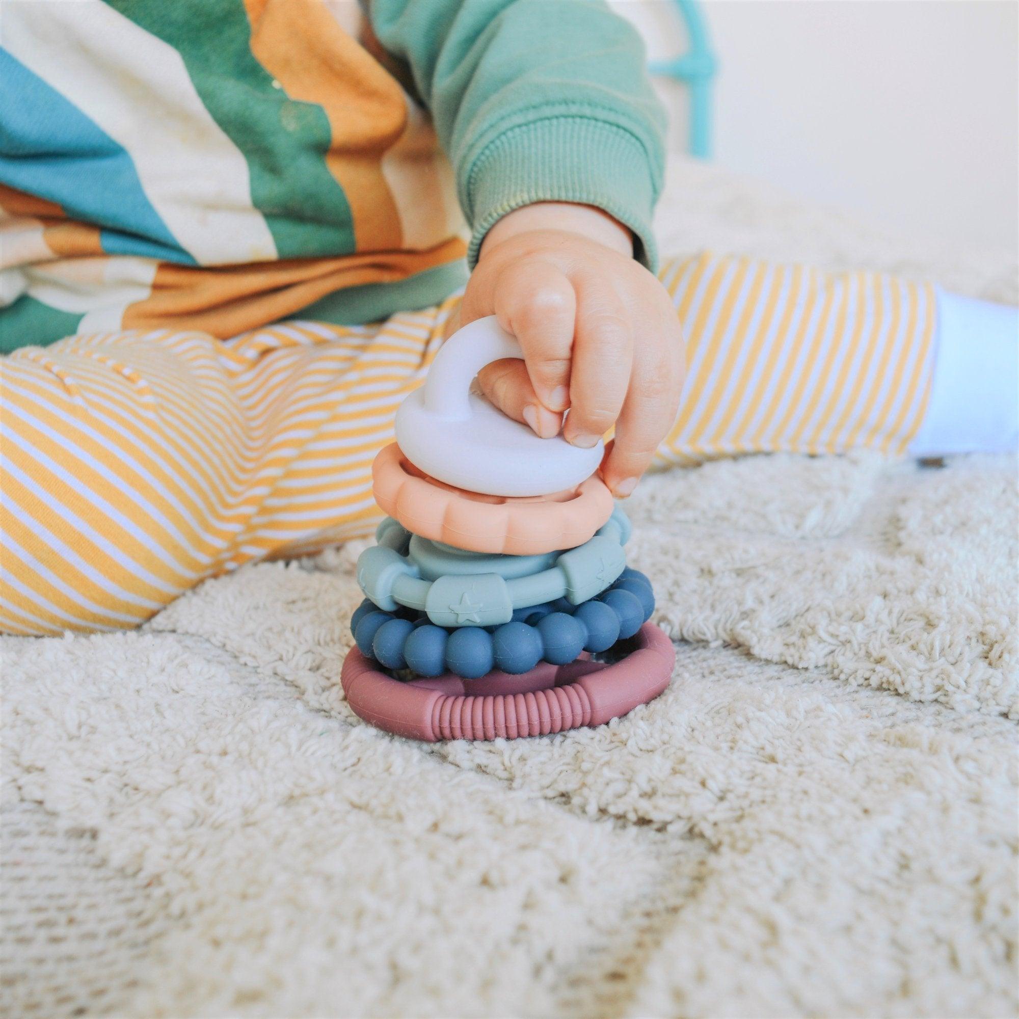 Jellystone Designs: silikonowa wieża Earth Rainbow Stacker - Noski Noski