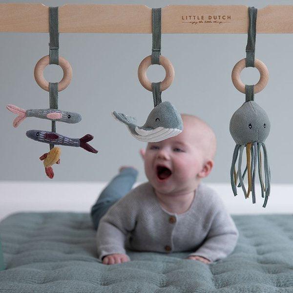 Little Dutch: drewniany pałąk z zabawkami Baby Gym Ocean - Noski Noski
