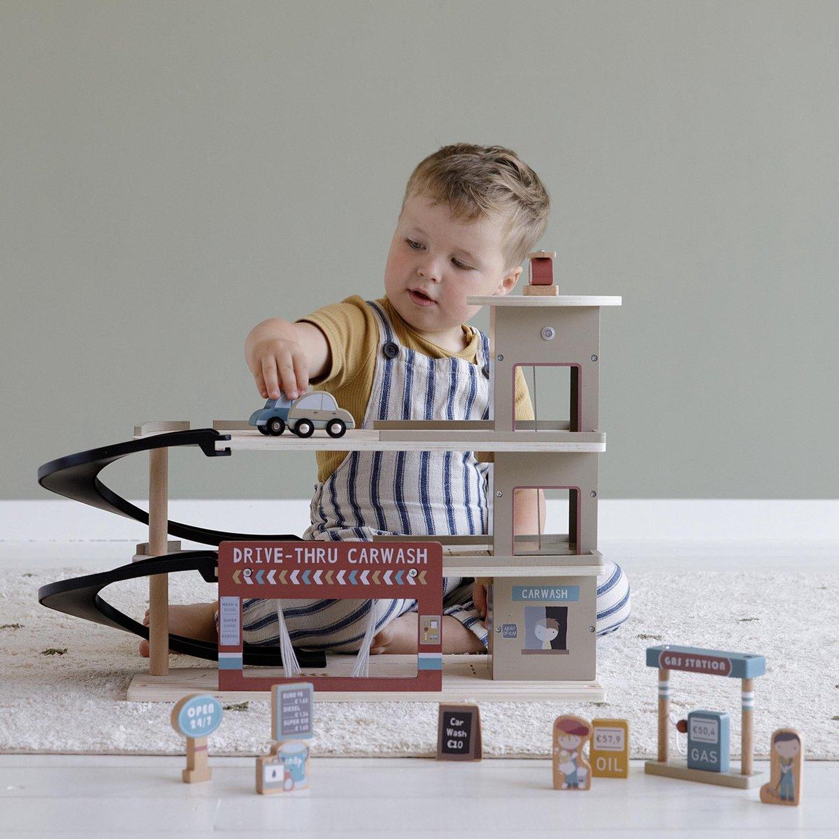 Drewniany garaż wielopoziomowy Little Dutch - zabawka dla dzieci 3+ z  autami, helikopterem i myjnią samochodową