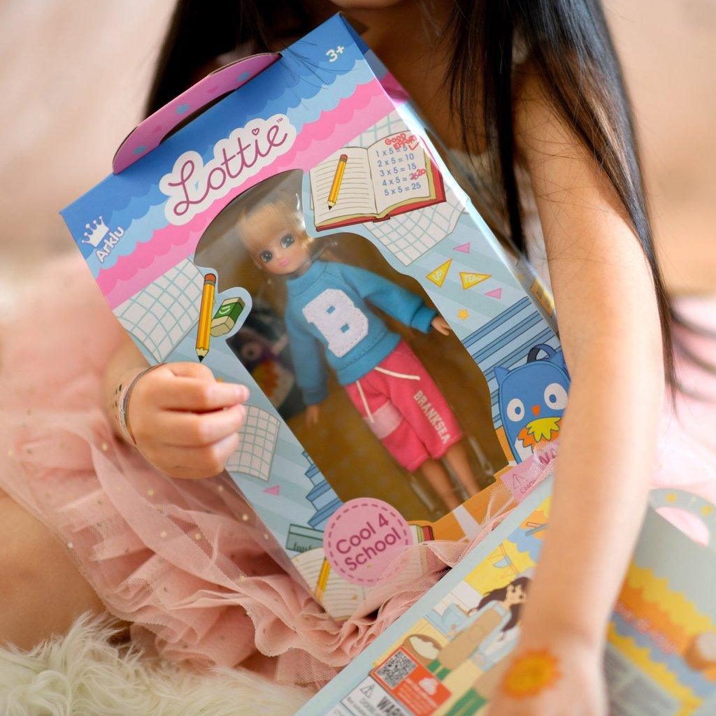 Lottie: lalka uczennica Cool 4 School - Noski Noski