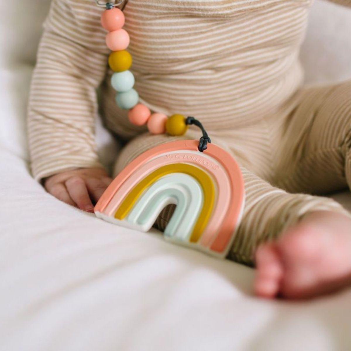 Loulou Lollipop: gryzak silikonowy z zawieszką tęcza Pastel Rainbow - Noski Noski