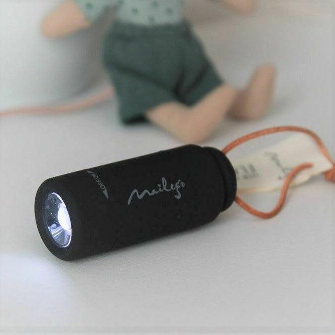 Maileg: latarka dla myszki Black Flashlight - Noski Noski