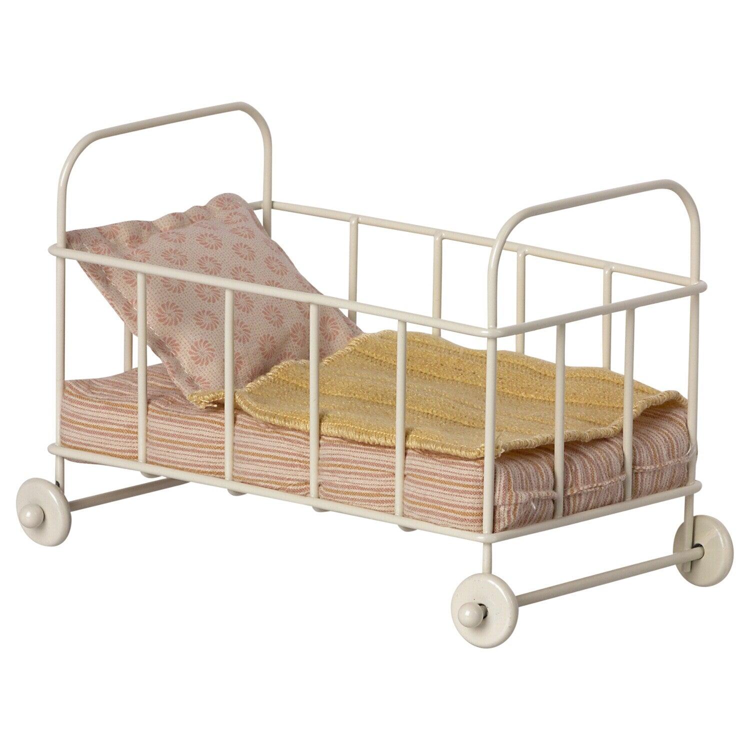 Maileg: metalowe łóżeczko na kółkach Baby Cot Micro Rose - Noski Noski