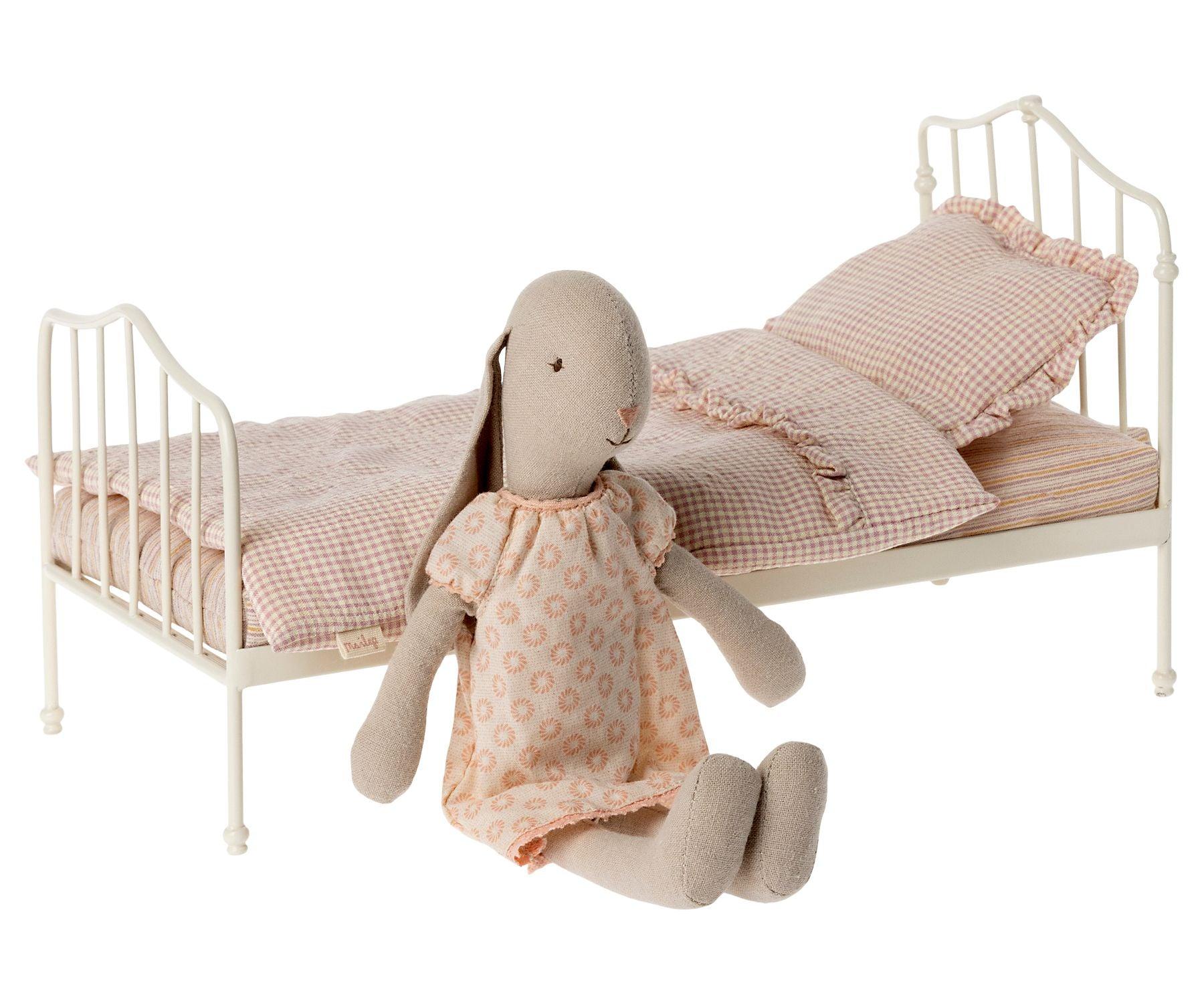 Maileg: metalowe łóżko dla króliczków i misiów Miniature Bed Purple - Noski Noski
