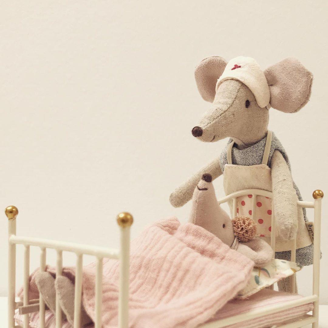 Maileg: myszka pielęgniarka Nurse Mouse 15 cm - Noski Noski