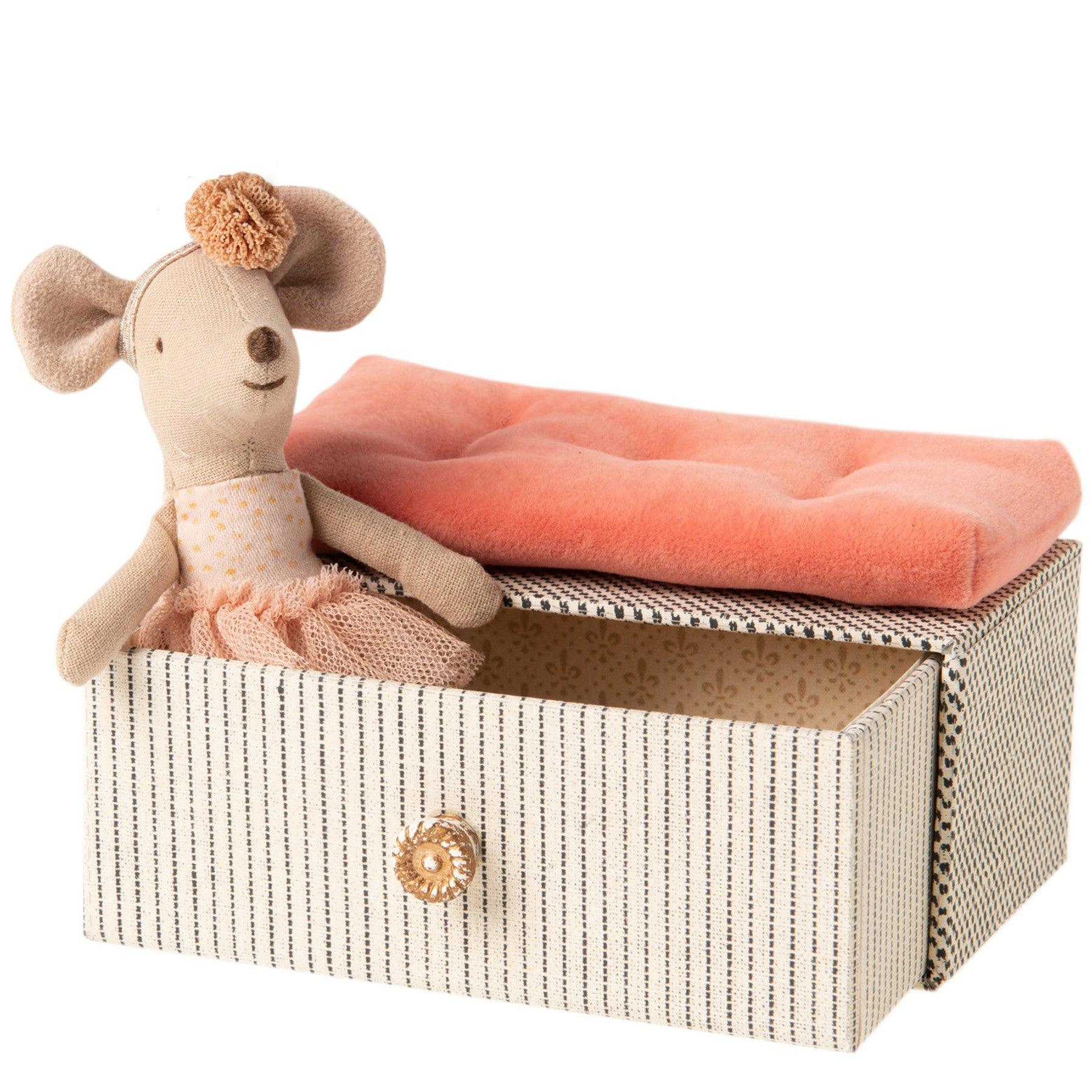 Maileg: myszka tancerka w szufladzie Mouse in Daybed Little Sister 10 cm - Noski Noski