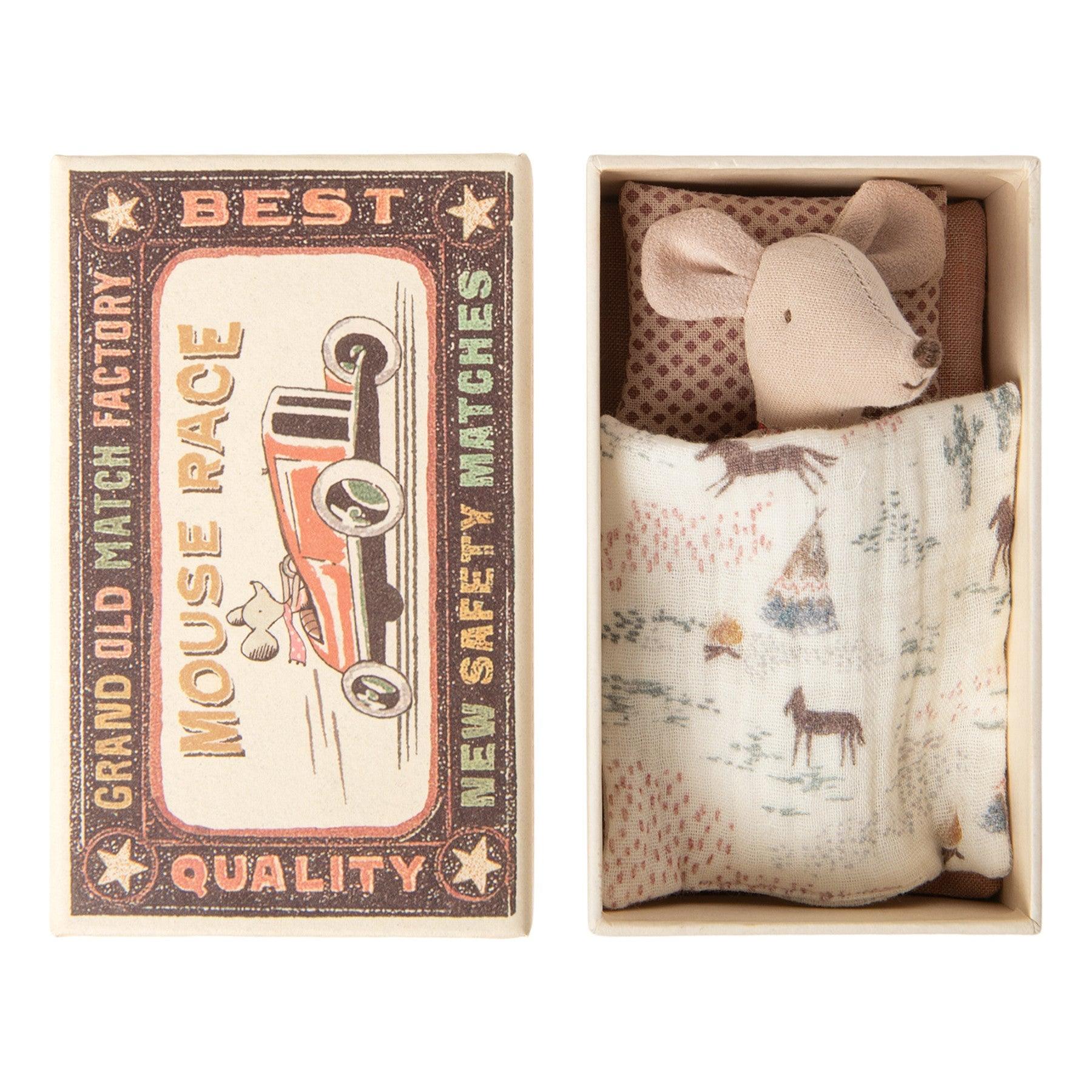 Maileg: myszka w pudełku Mouse in Matchbox Small Sister 10 cm - Noski Noski