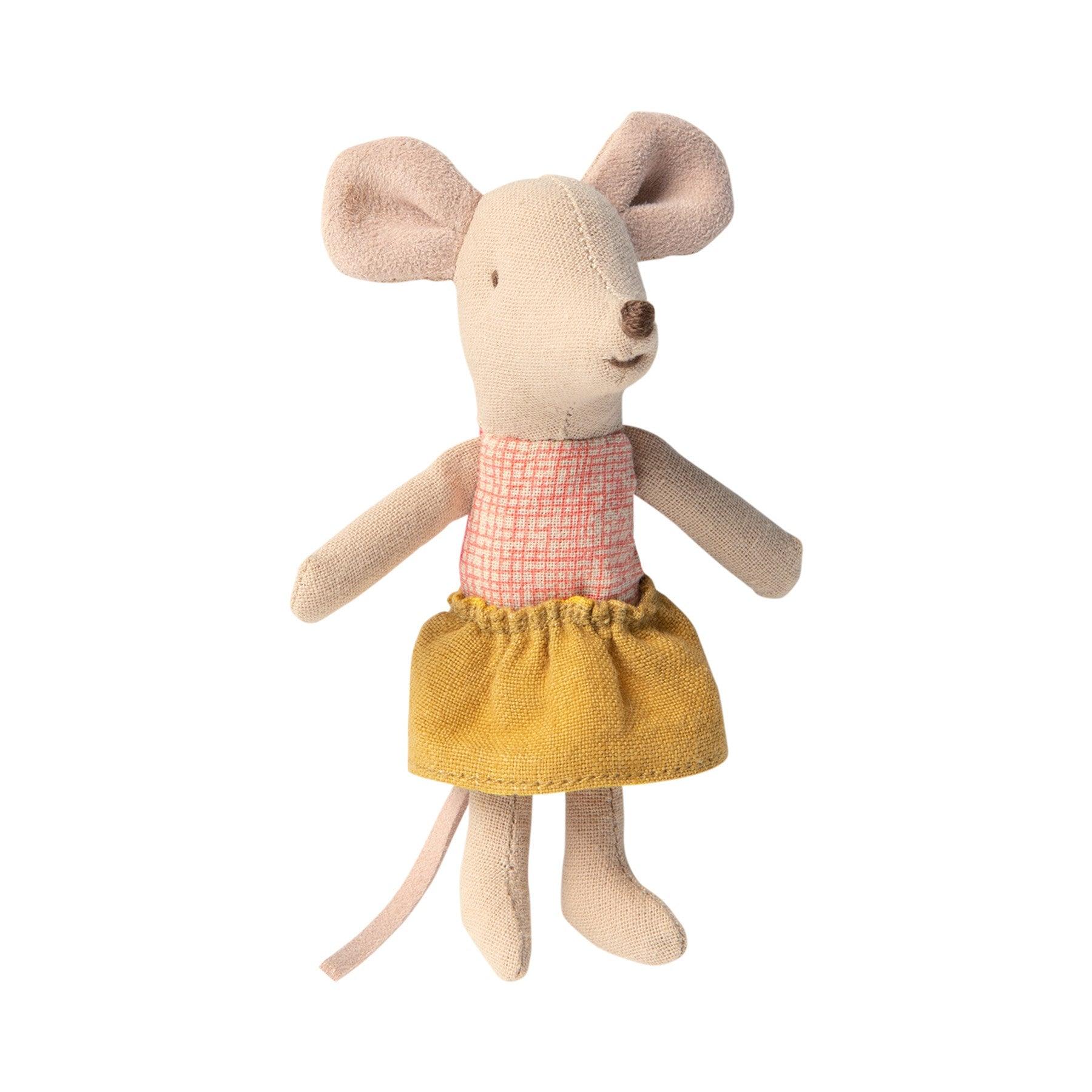 Maileg: myszka w pudełku Mouse in Matchbox Small Sister 10 cm - Noski Noski