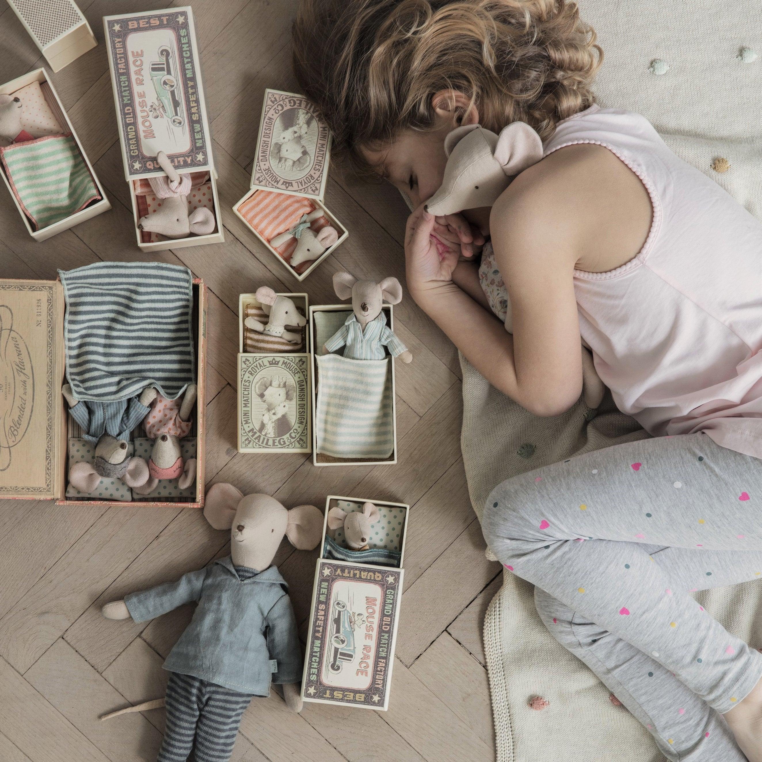 Maileg: myszka w pudełku Mouse in Matchbox Small Sister 10 cm - Noski Noski