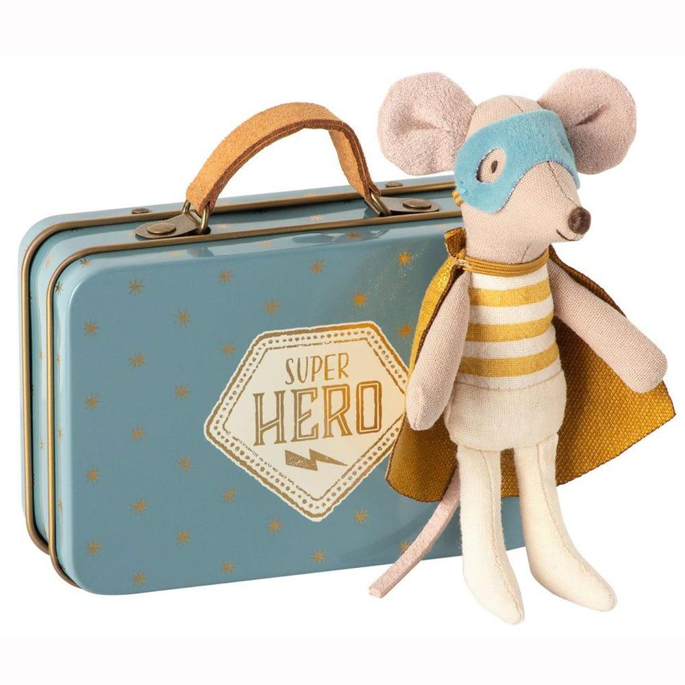 Maileg: myszka w walizce Superhero Little Brother 10 cm - Noski Noski