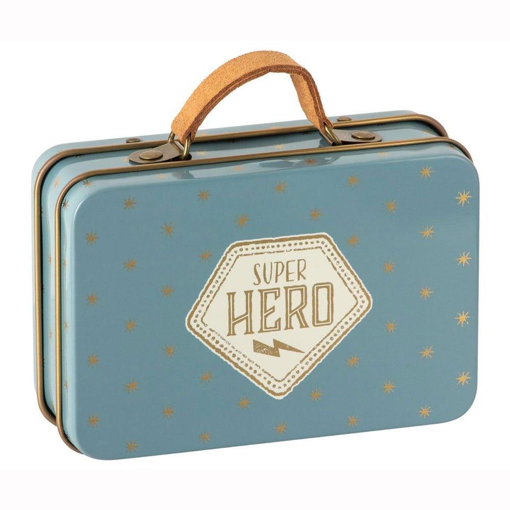 Maileg: myszka w walizce Superhero Little Brother 10 cm - Noski Noski