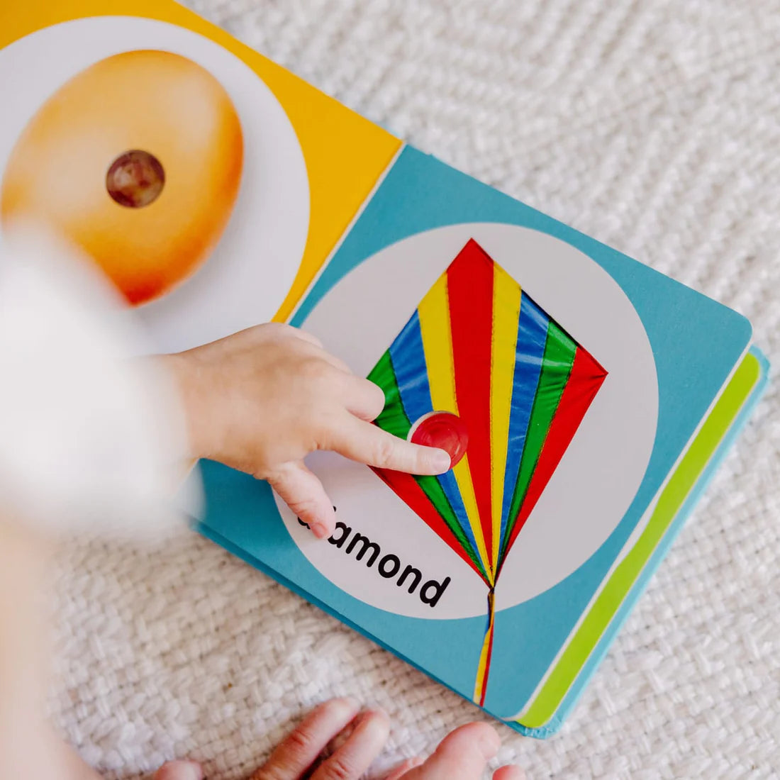 Melissa & Doug: książeczka z przyciskami Poke-a-Dot First Shapes - Noski Noski
