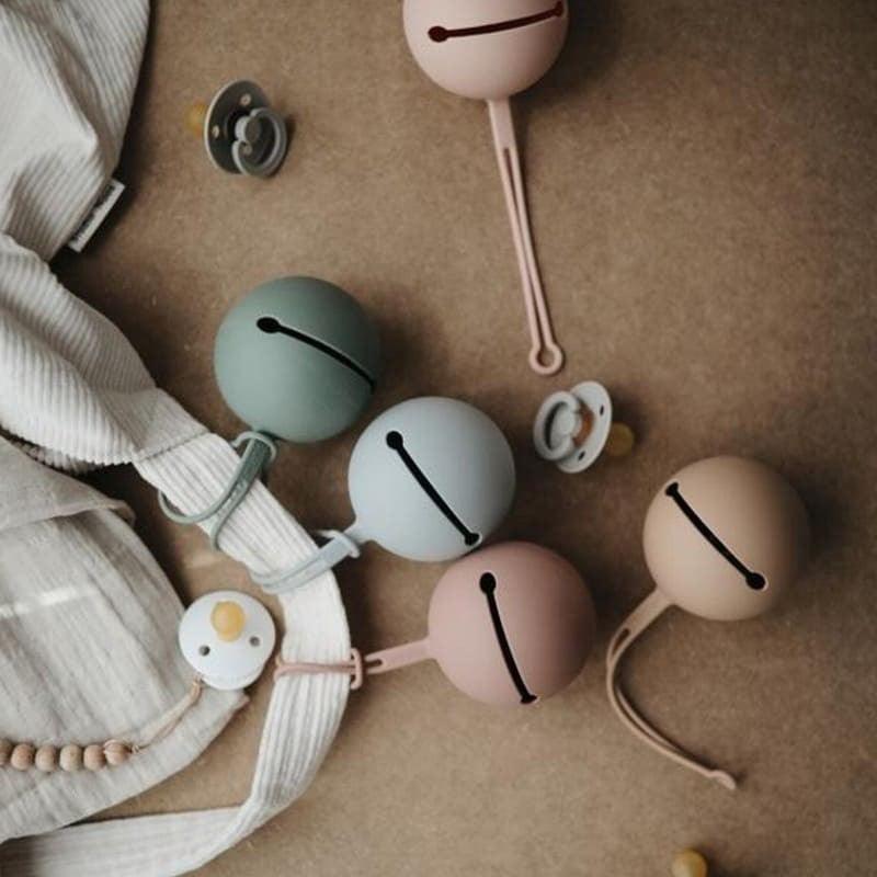 Mushie: etui kula na smoczek do wózka Ball - Noski Noski
