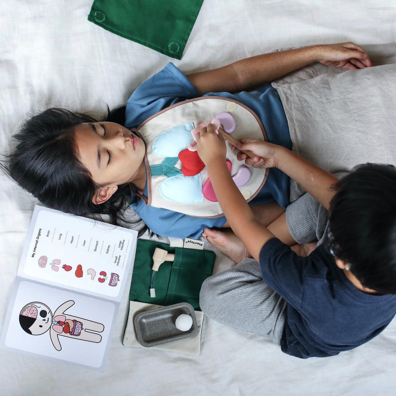 Plan Toys: zestaw mały chirurg Surgeon Set - Noski Noski