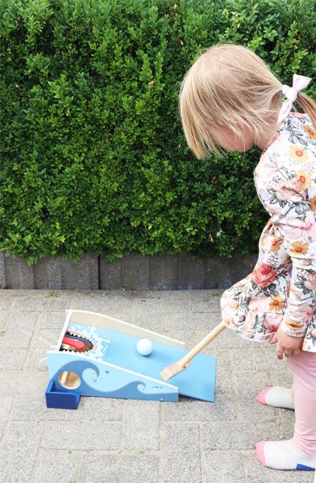 Small Foot: drewniana gra zręcznościowa mini golf Shark Attack - Noski Noski