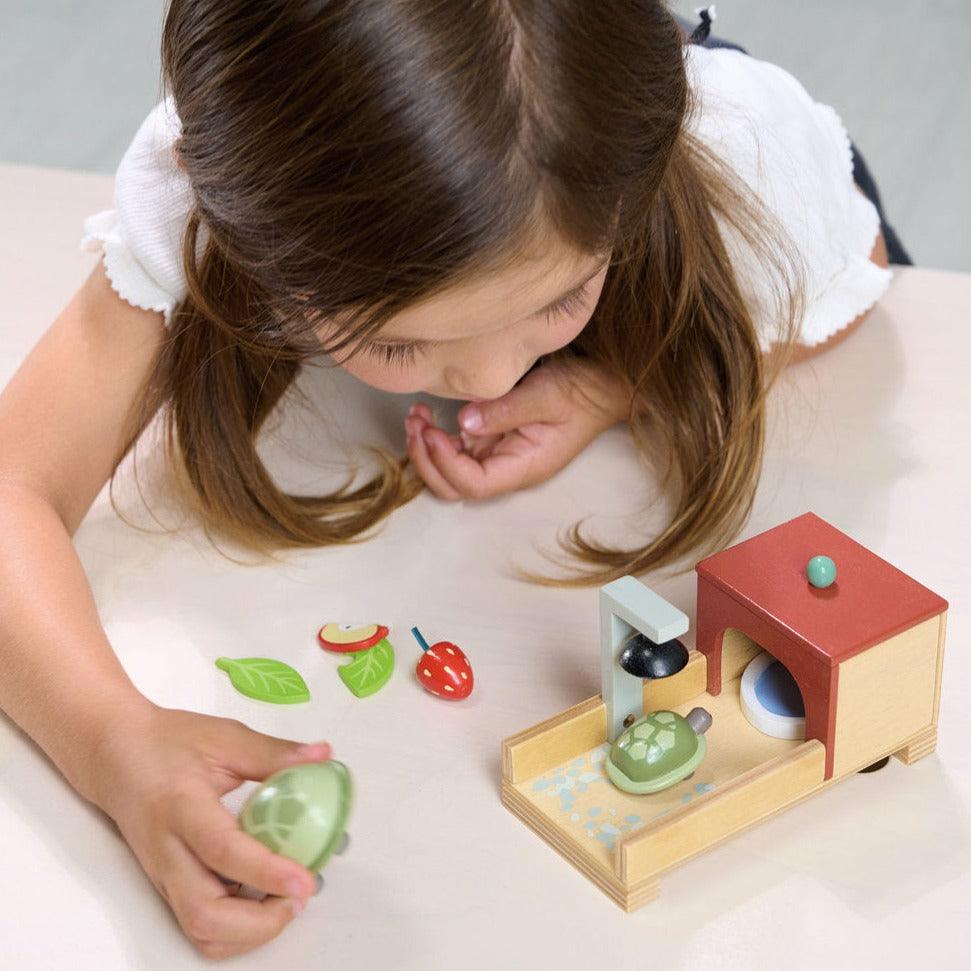 Tender Leaf Toys: drewniane figurki do zabawy żółwie Tortoise Pet Set - Noski Noski