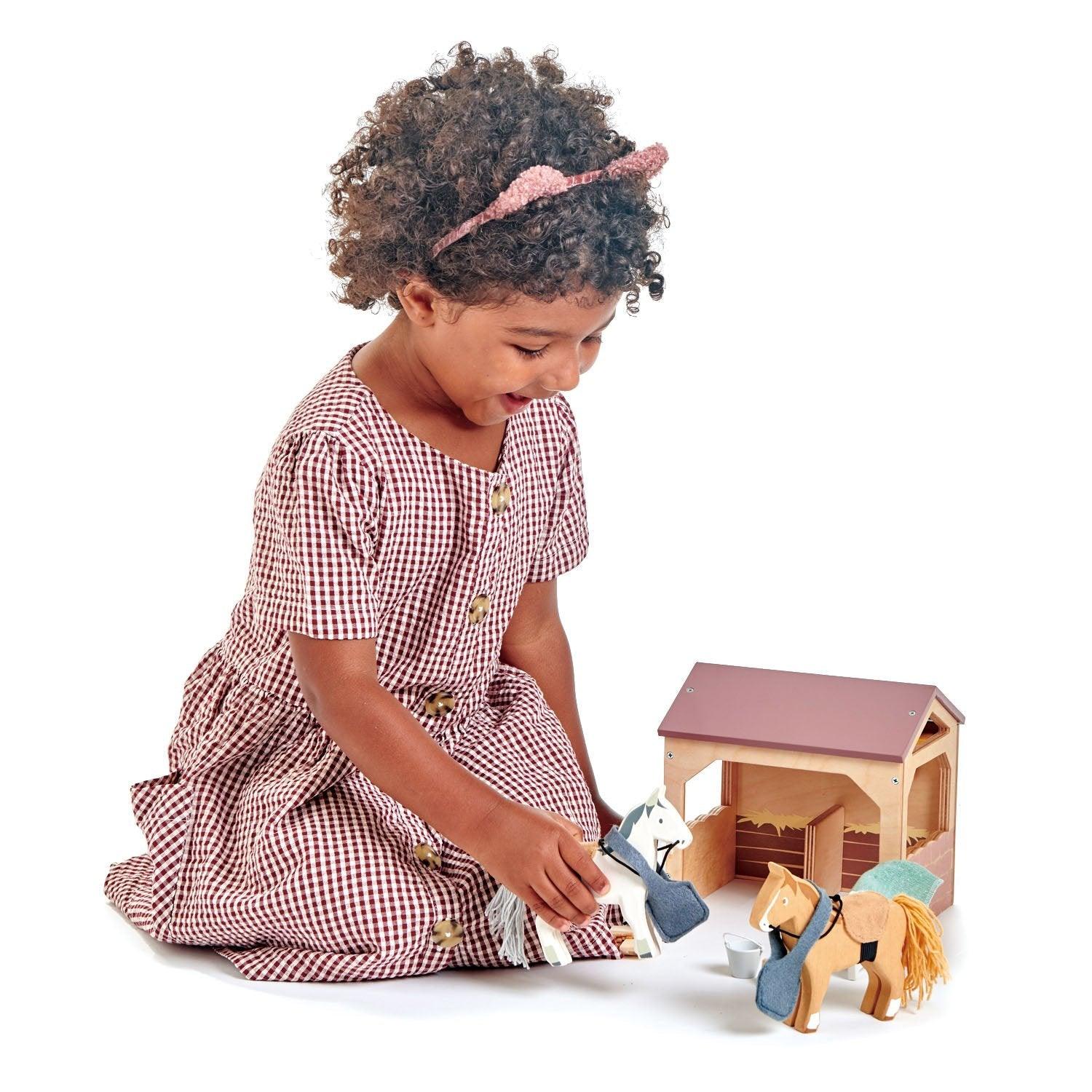 Tender Leaf Toys: drewniane figurki Stajnia i Konie - Noski Noski