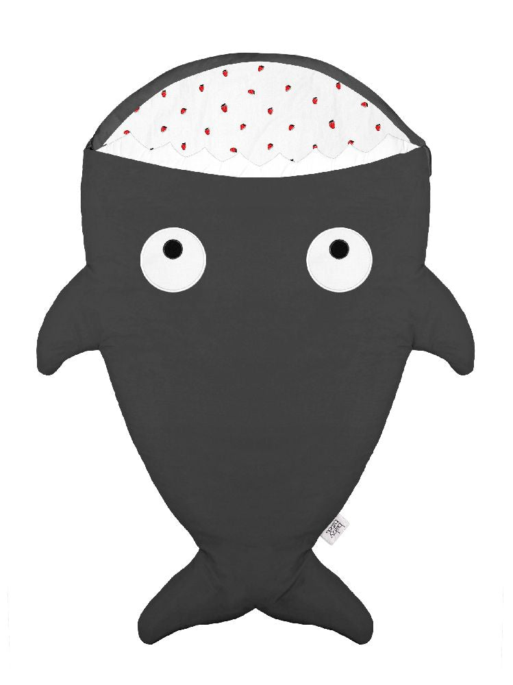 Śpiworek do spania Baby Bites Shark light Strawberries Grey w kształcie rybki, idealny do wózka i spacerówki, dla dzieci 1-18 miesięcy.