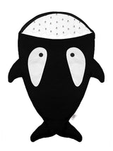 Czarny śpiworek Baby Bites Orca Penguins, do wózka, spacerówki i snu dla dzieci 1-18 m, komfortowy i bezpieczny.
