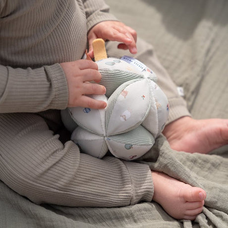 Dumel piłeczka sensoryczna dla niemowlaka, Little Dutch Little Farm, wspiera rozwój zmysłów i motorykę, różnorodne faktury.