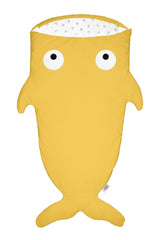 Śpiworek do spania Baby Bites Shark Light Chicks Mustard Yellow dla dzieci, idealny na nocowanie i podróże, w kształcie rybki.