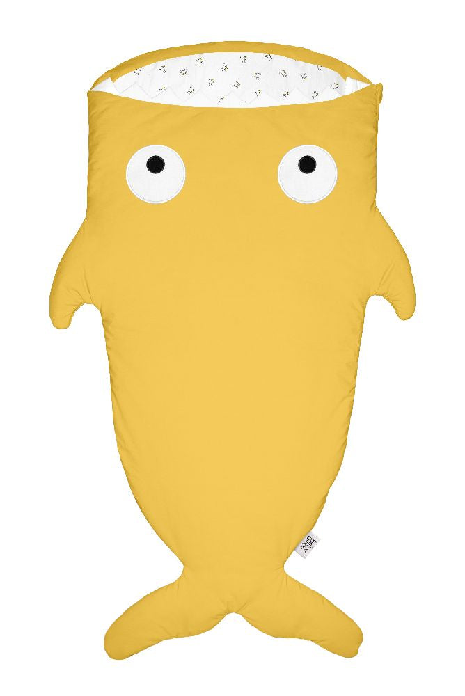 Śpiworek do spania Baby Bites Shark Light Chicks Mustard Yellow dla dzieci, idealny na nocowanie i podróże, w kształcie rybki.