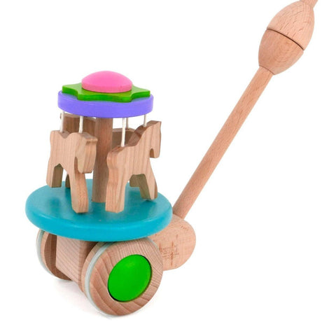 Pchacz drewniany dla dzieci Bajo Karuzela z konikami, wykonany z drewna bukowego, idealny do zabawy w domu i na spacerze.