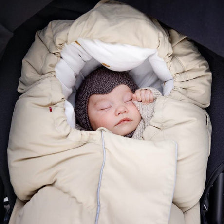 Puchowy śpiworek Voksi City do wózka i spacerówki zapewnia ciepło i komfort niemowlętom podczas chłodnych dni.