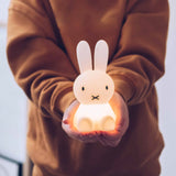Lampka nocna dla dzieci Mrmaria Miffy kròliczek, silikonowa, zapewnia ciepłe światło i bezpieczeństwo w nocy.