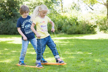 Gra zręcznościowa BS Toys Narty równoważnia dla dzieci, rozwijająca umiejętności równoważenia i koordynacji.