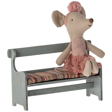 Drewniana ławeczka dla lalek Maileg myszek, vintage styl, z paskowaną poduszką, idealna do zabawy.
