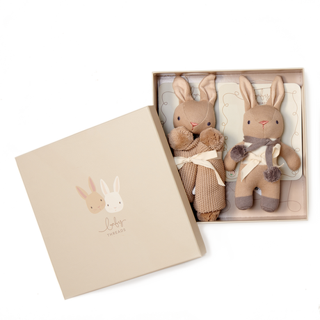 Wyprawka dla noworodka z organicznej bawełny GOTS Threadbear Design Taupe Bunny, grzechotka i przytulanka w stylowym pudełku.